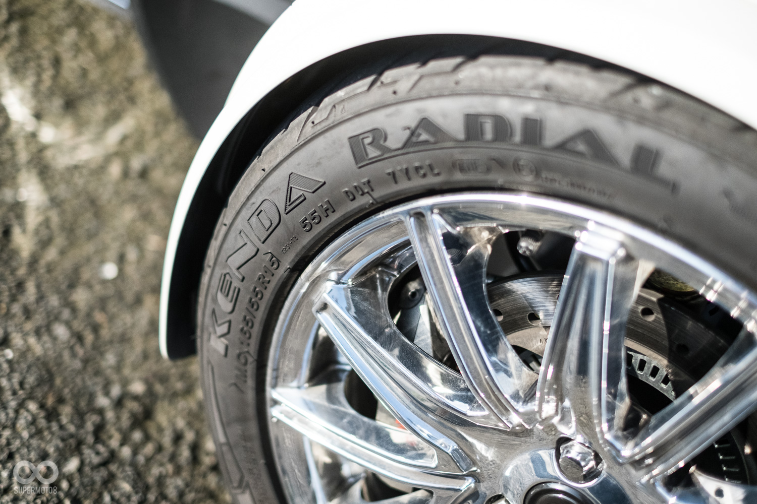 輪胎使用KANDA的特殊胎，抓地力優秀，但國內似乎沒有販售，要從海外調貨