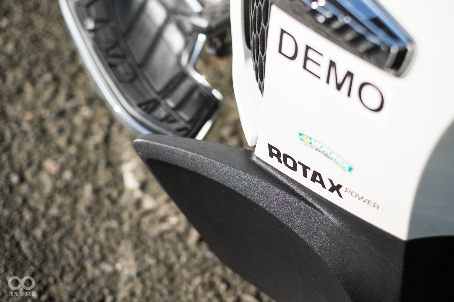 風鏡兩側與雙腿前方設置了小片的導風片，大量降低騎士受風吹襲的機會