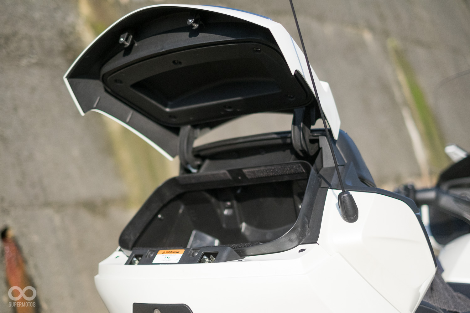 後行李箱分為兩層，上層空間較淺適合放些小東西，若需要放像雨傘之類較長的物品時，只需移除隔板便能輕鬆放入，行李箱內還留有兩組12V電源供應，避免3C產品沒電的窘境