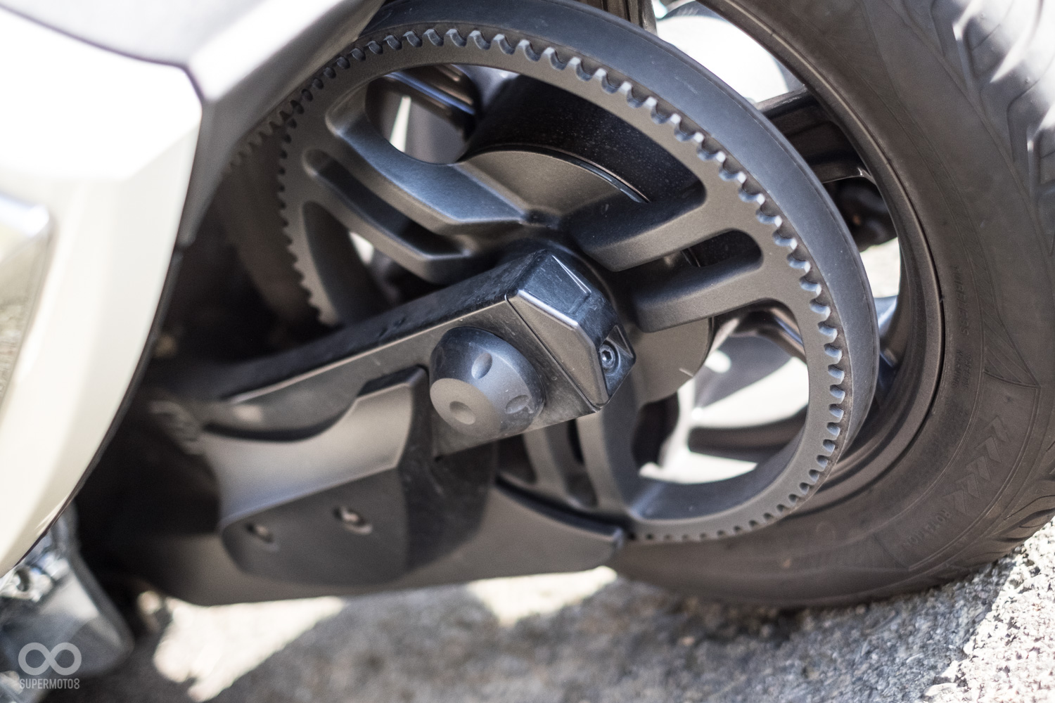 動力使用皮帶傳遞，安靜且震動小的特性創造出更優於鍊條的行駛品質