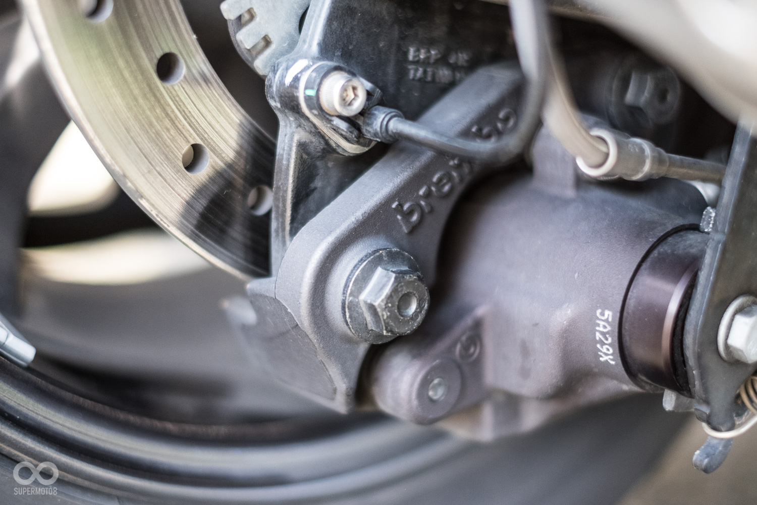 後煞車為BREMBO製造的單活塞卡鉗，並附有手煞車功能