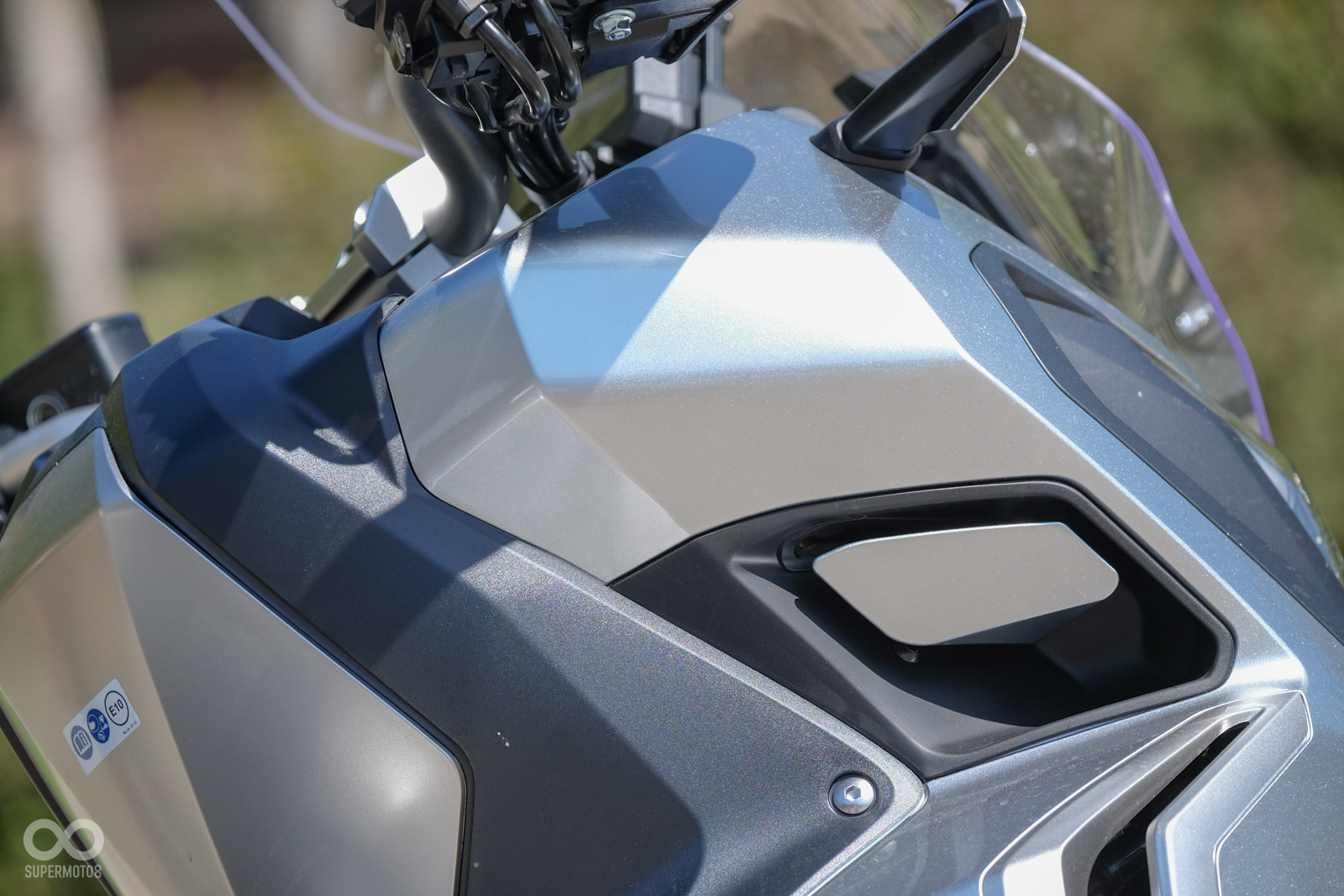 五段可調風鏡雖為手動調整,但透過左側的旋鈕可以輕鬆改變角度;DCT系統熄火後自動回到N檔,故配有手煞車確保停車安全