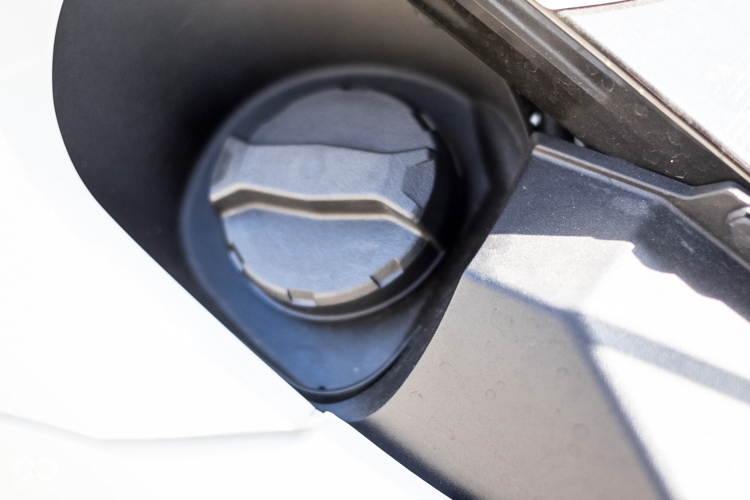 加油孔位於椅墊下方，加油時必須下車，這點有些不方便