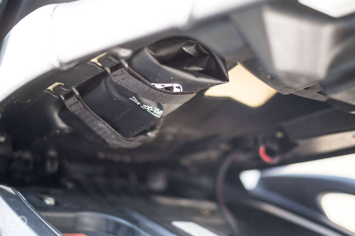 車輛工具包與機油水箱水注入孔同樣設置在座位下