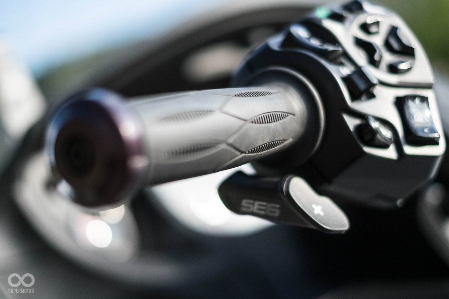 雖然說是自手排變速箱，但操作回饋非常的機械，電腦並不會有太多的限制