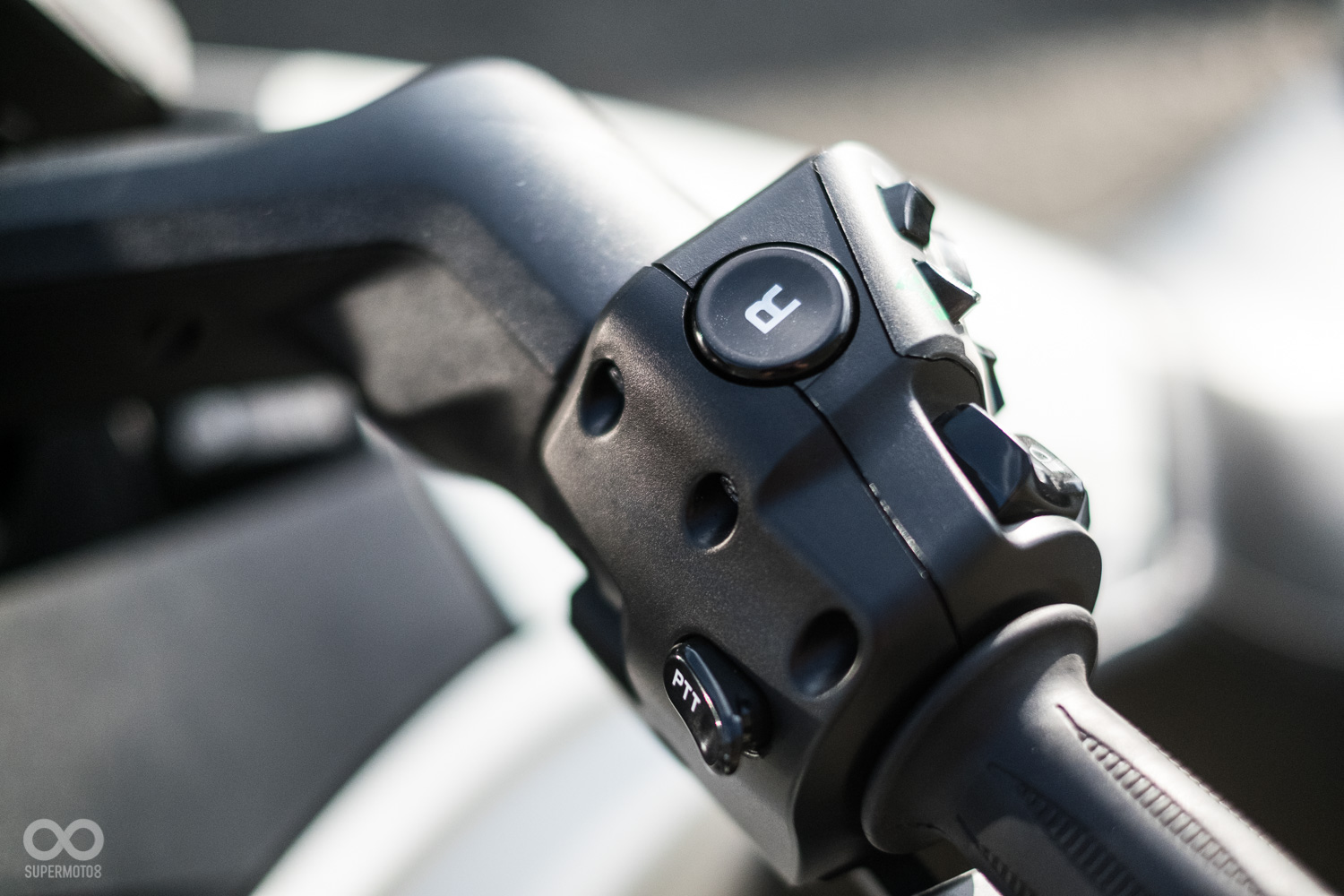 倒車檔的按鍵獨立於左側把手的上方，有效避免誤觸