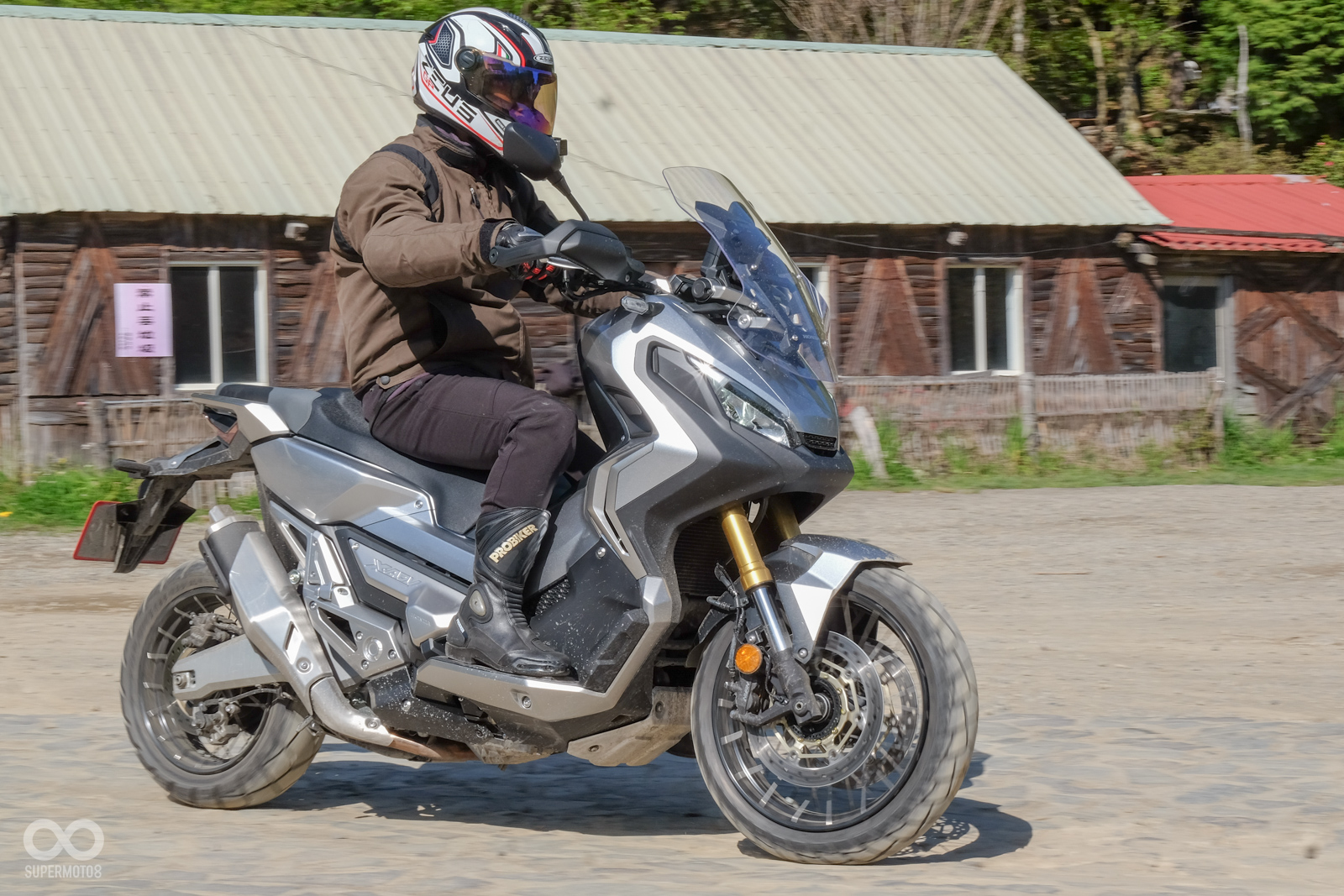 原廠標配的巧克力胎在鋪裝路面、非鋪裝路面皆能取得平衡