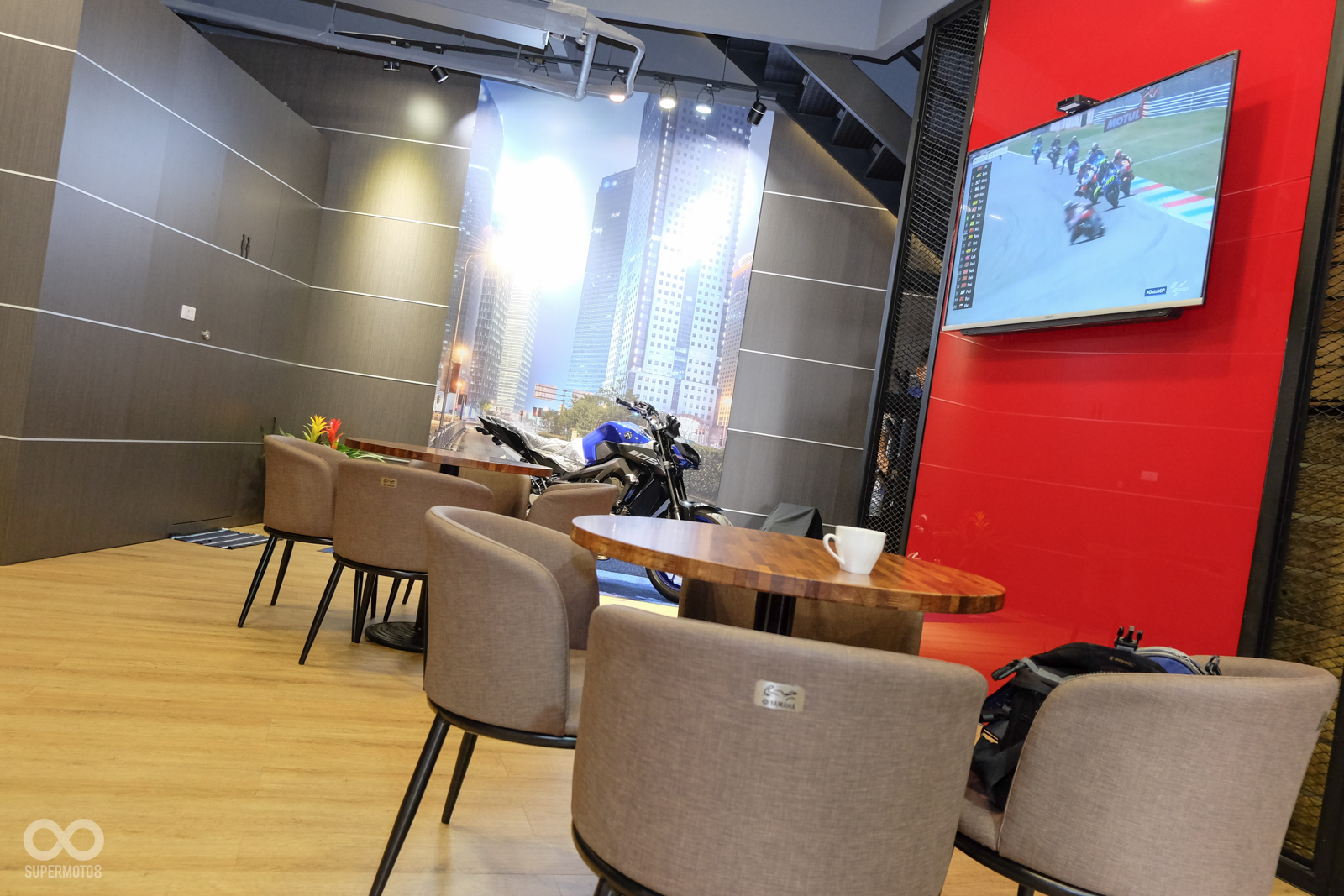 進到店內的休息沙發區,簡潔的裝潢風格配上超大的液晶電視螢幕,氣氛非常的放鬆舒適