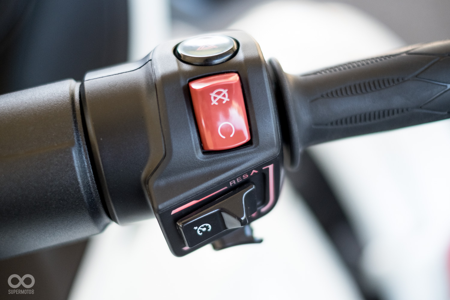 相較於左側，右把手的功能就單純許多，有駐車燈、熄火開關、引擎啟動鈕以及非常好用的定速設定