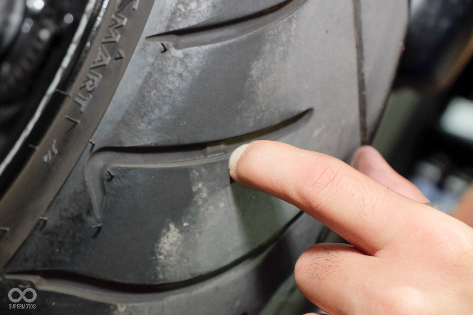 輪胎也會透過目視的安全線檢查,以及精密儀器的測量來確保車主的輪胎狀況