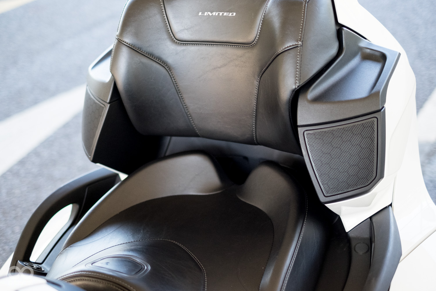 後座的舒適度與前座相比有過之而無不及，不但不會吹到風，把手還有加溫功能，坐到睡著非常稀鬆平常