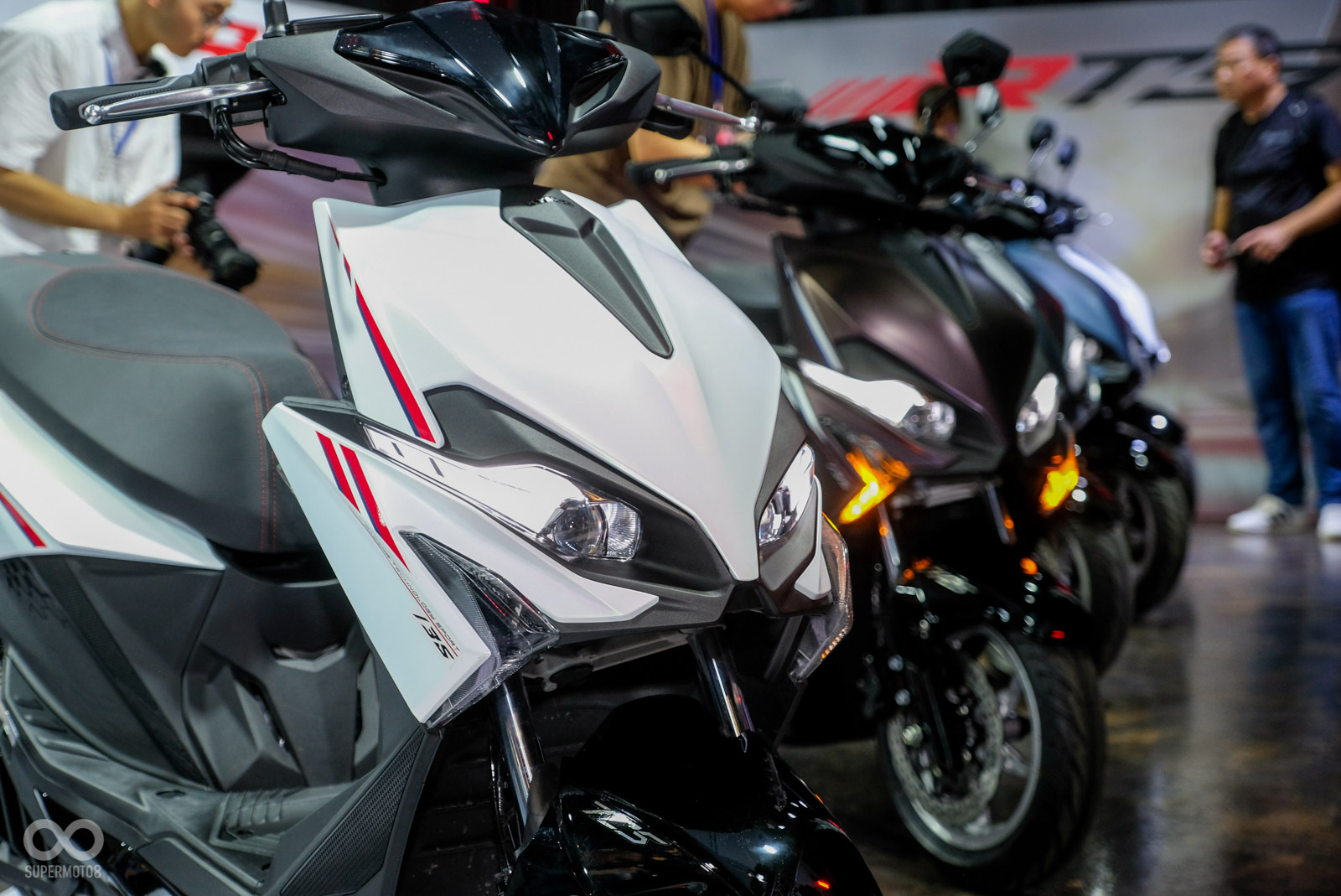 鷹眼風格的車燈,配上左右兩側包覆式的側殼,營造出神似歐系仿賽車款的空氣力學設計感