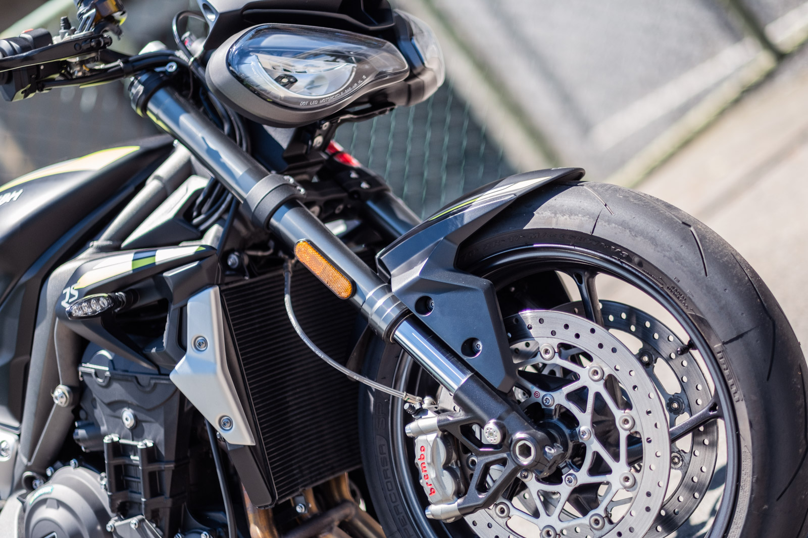 41mm Showa壓縮、回彈阻尼、預載可調倒叉與Brembo M50卡鉗直接標配