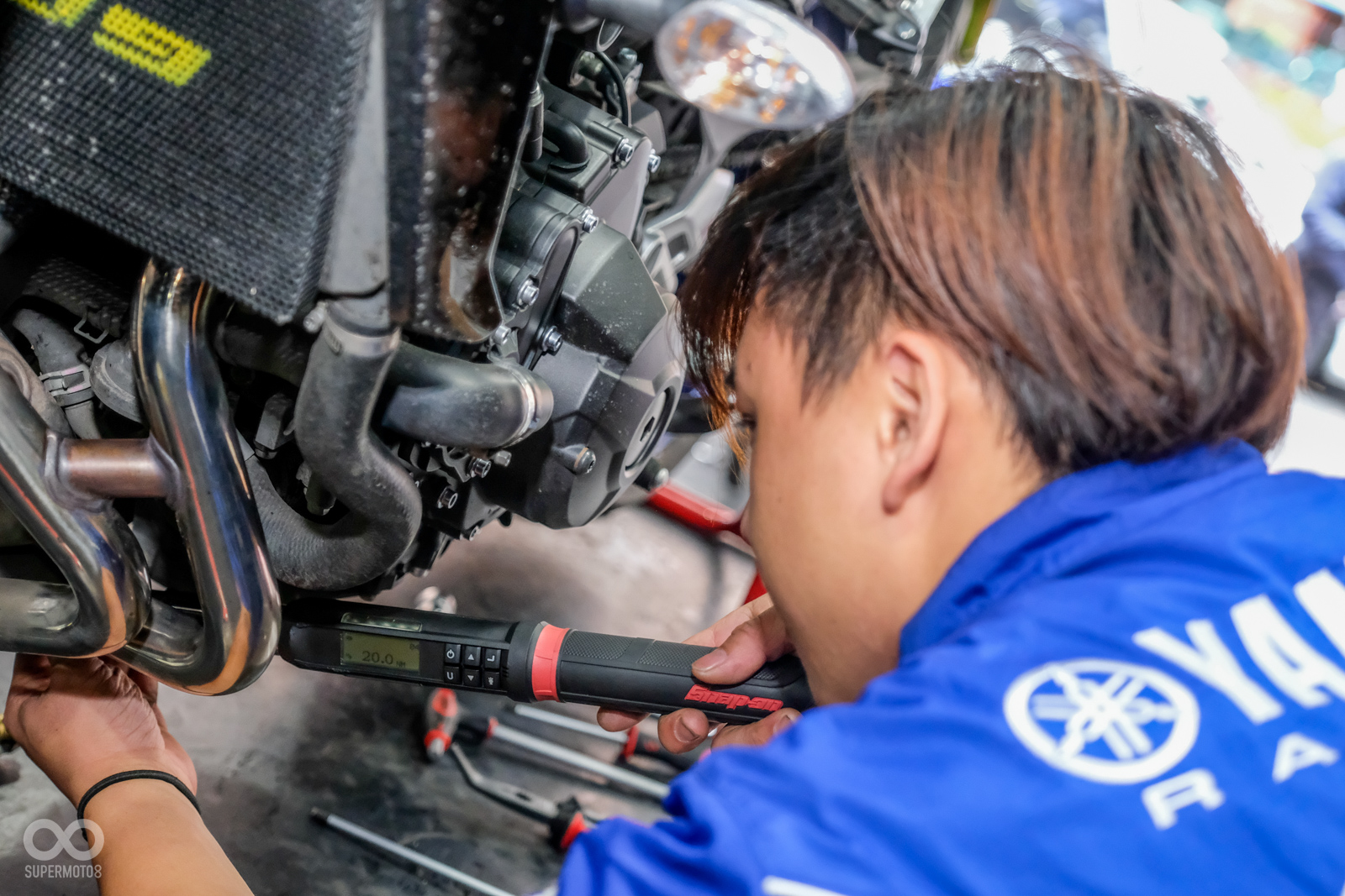 針對重要螺絲,技師也會使用扭力板手鎖付