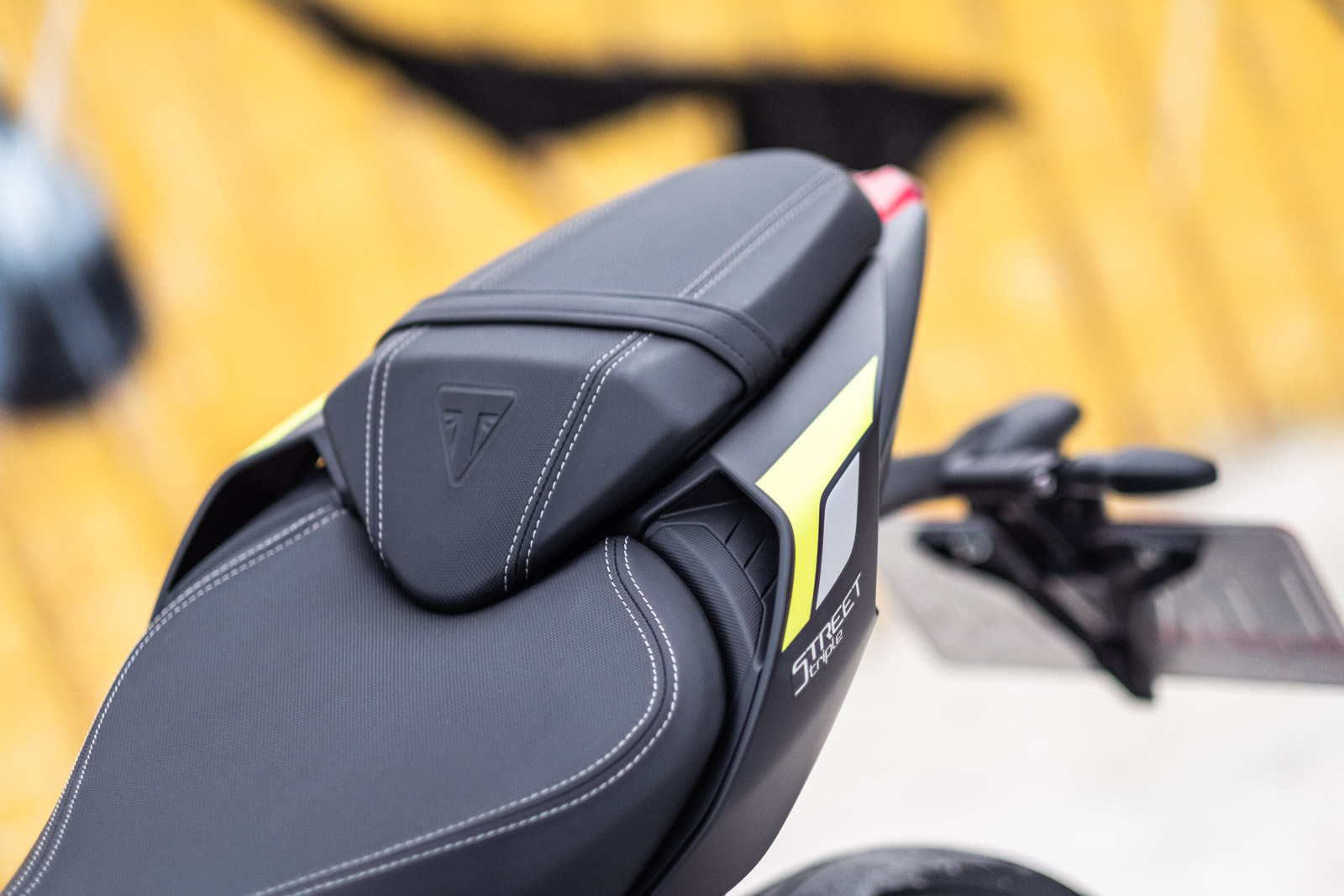 車尾造型與現行車款差異不大,細節依舊具有高級感