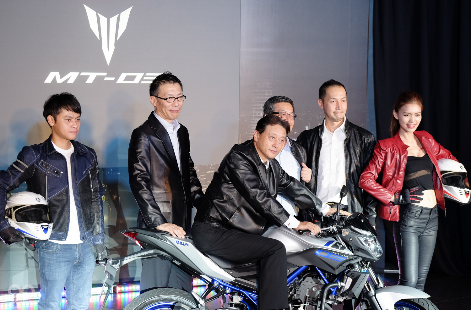 YAMAHA長官換上皮衣跨座MT-03進行大合照