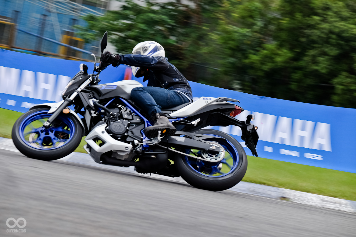 MT-03由車手騎乘,展現如R3一般的侵略性