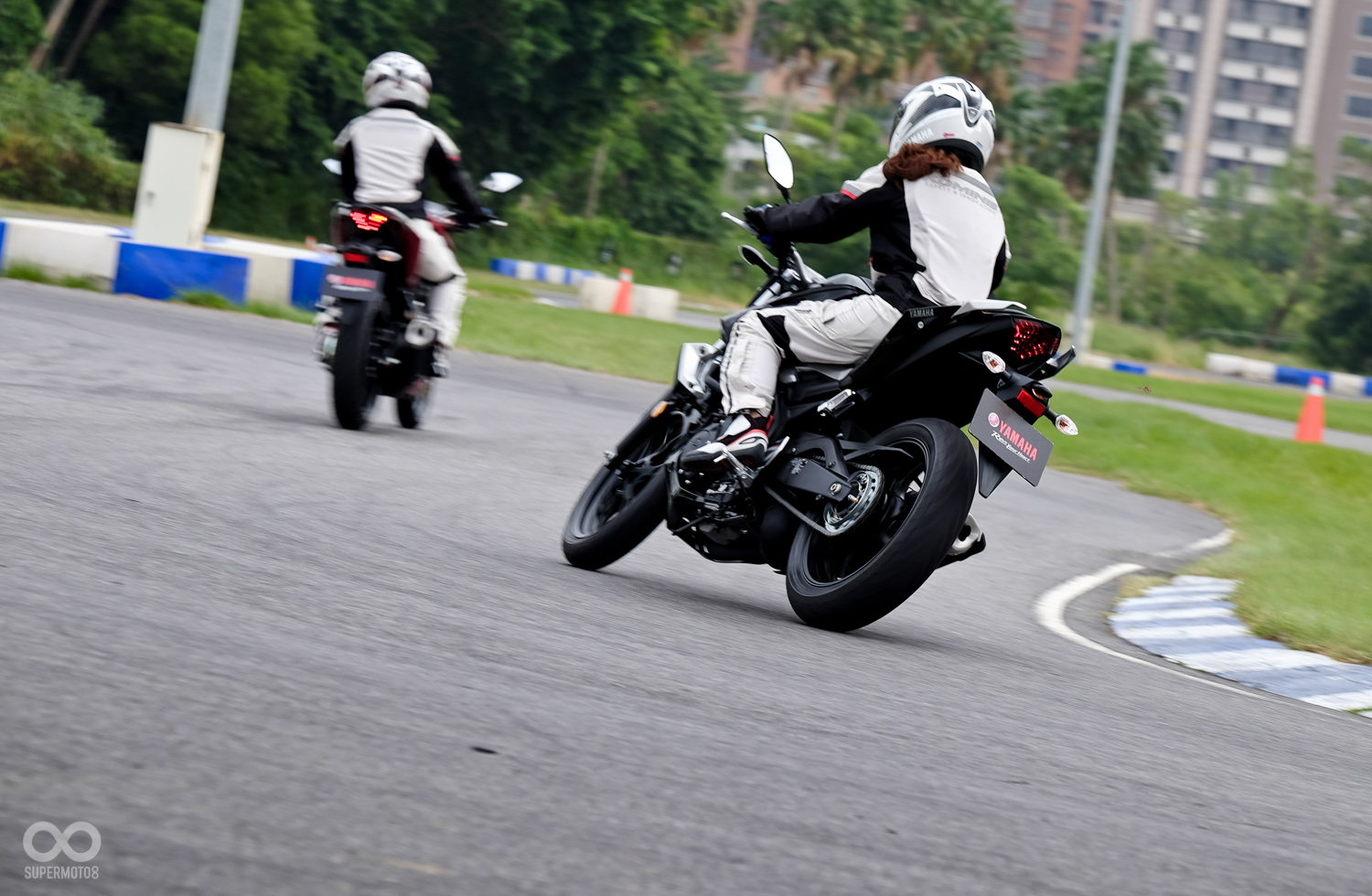 女騎士也可輕鬆駕MT-03,過彎毫不費力