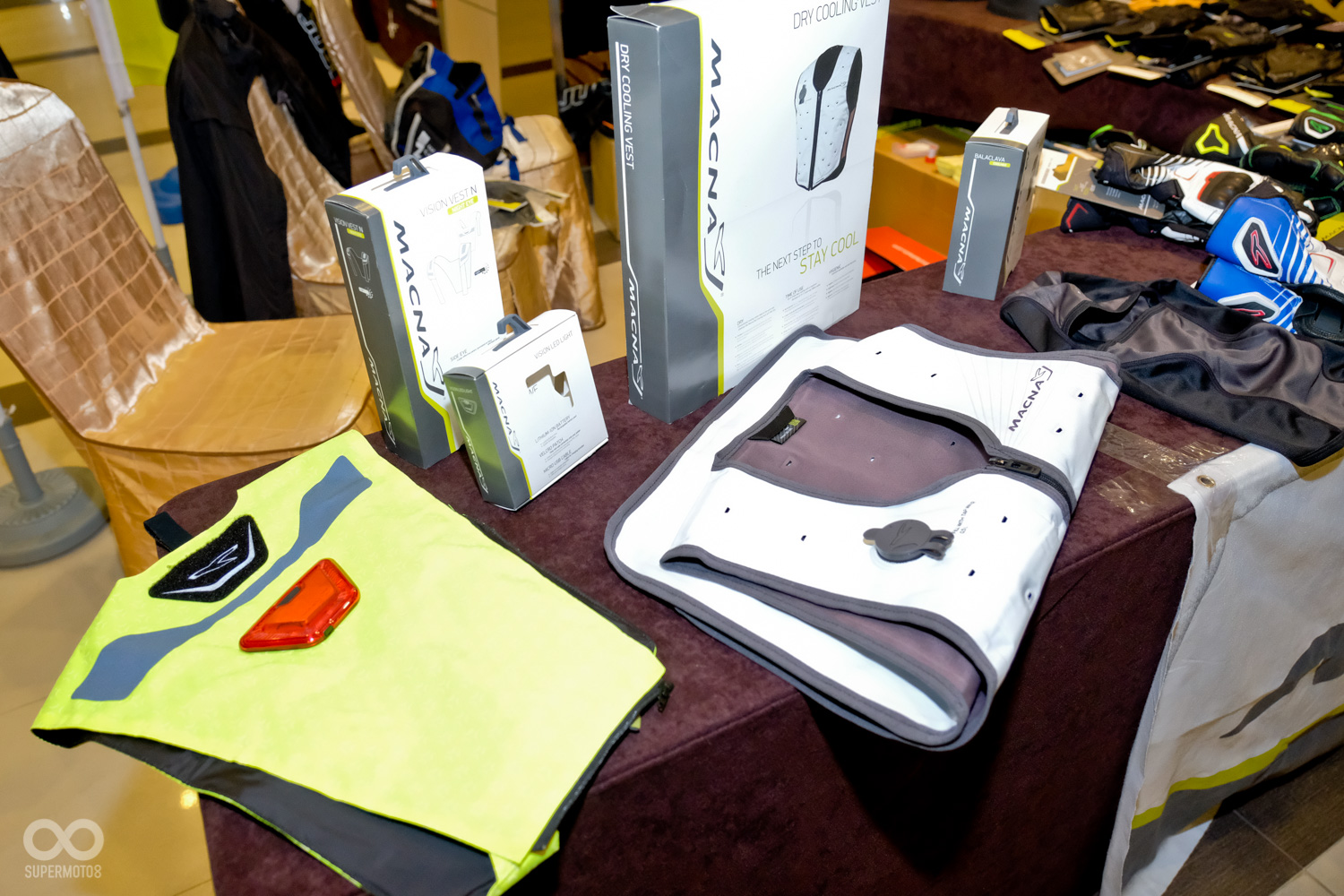 在台灣市場上比較少見但相當實用的涼感水袋背心,也出現在展場之中