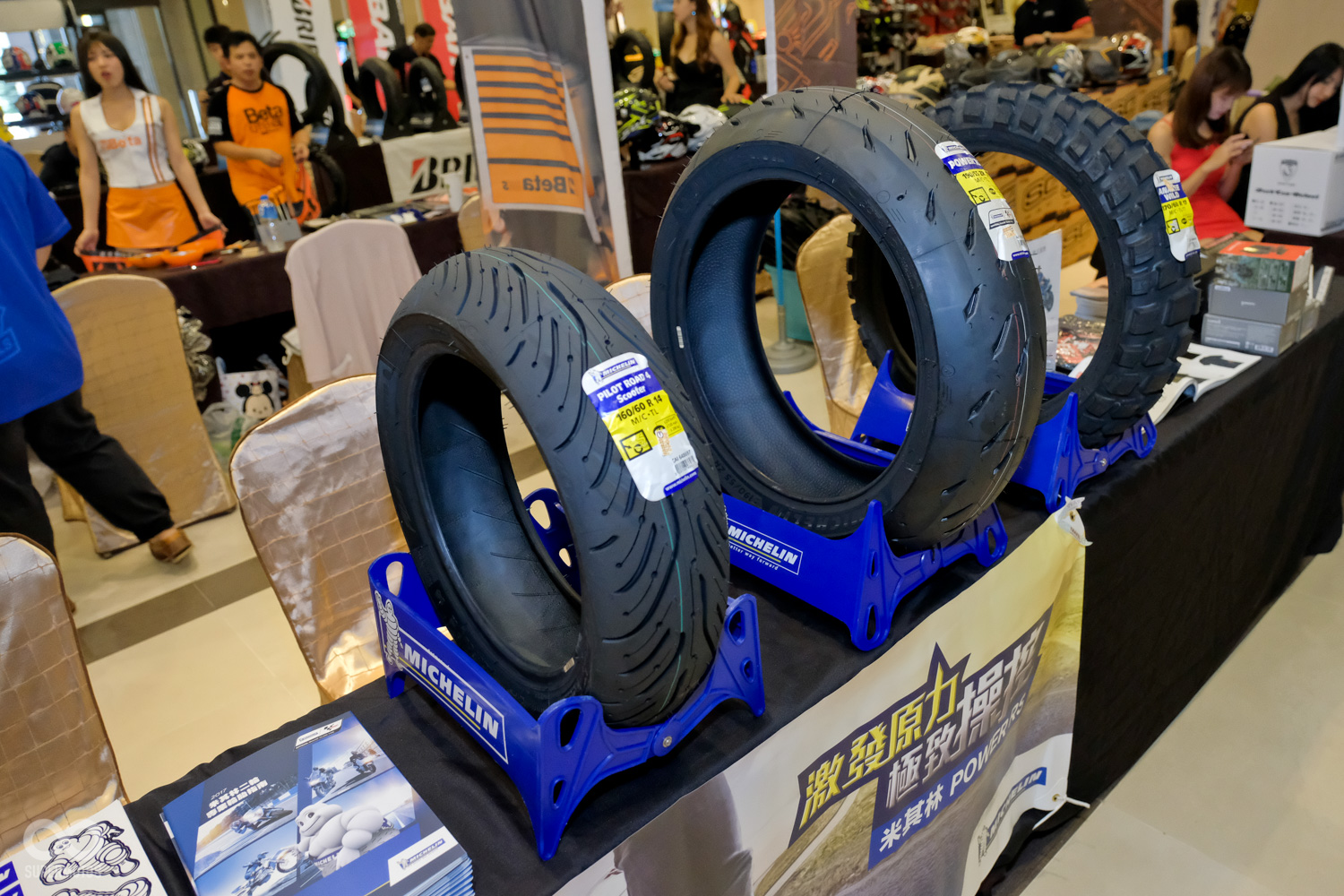 現為MotoGP供應商的米其林的輪胎,現場也展示多樣商品