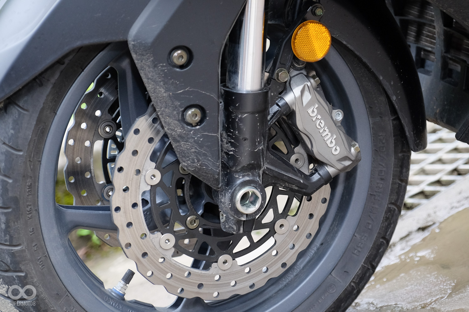 AK550所搭載的Brembo輻射卡鉗制動力優異,搭配上運動化調教的ABS,讓他在制動這個項目獨霸鰲頭