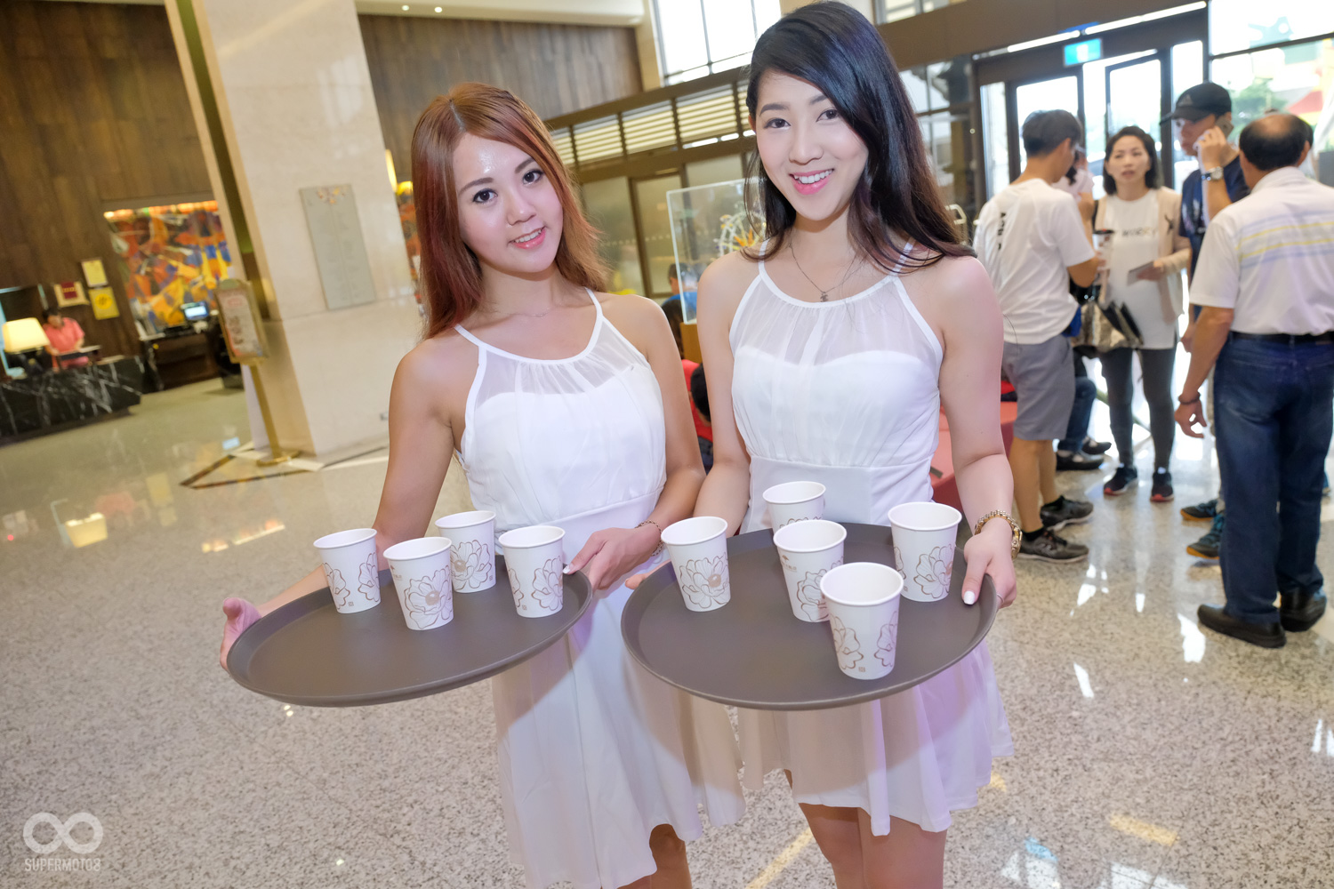 一到現場就看到Show Girls端著飲料迎接,感到相當窩心