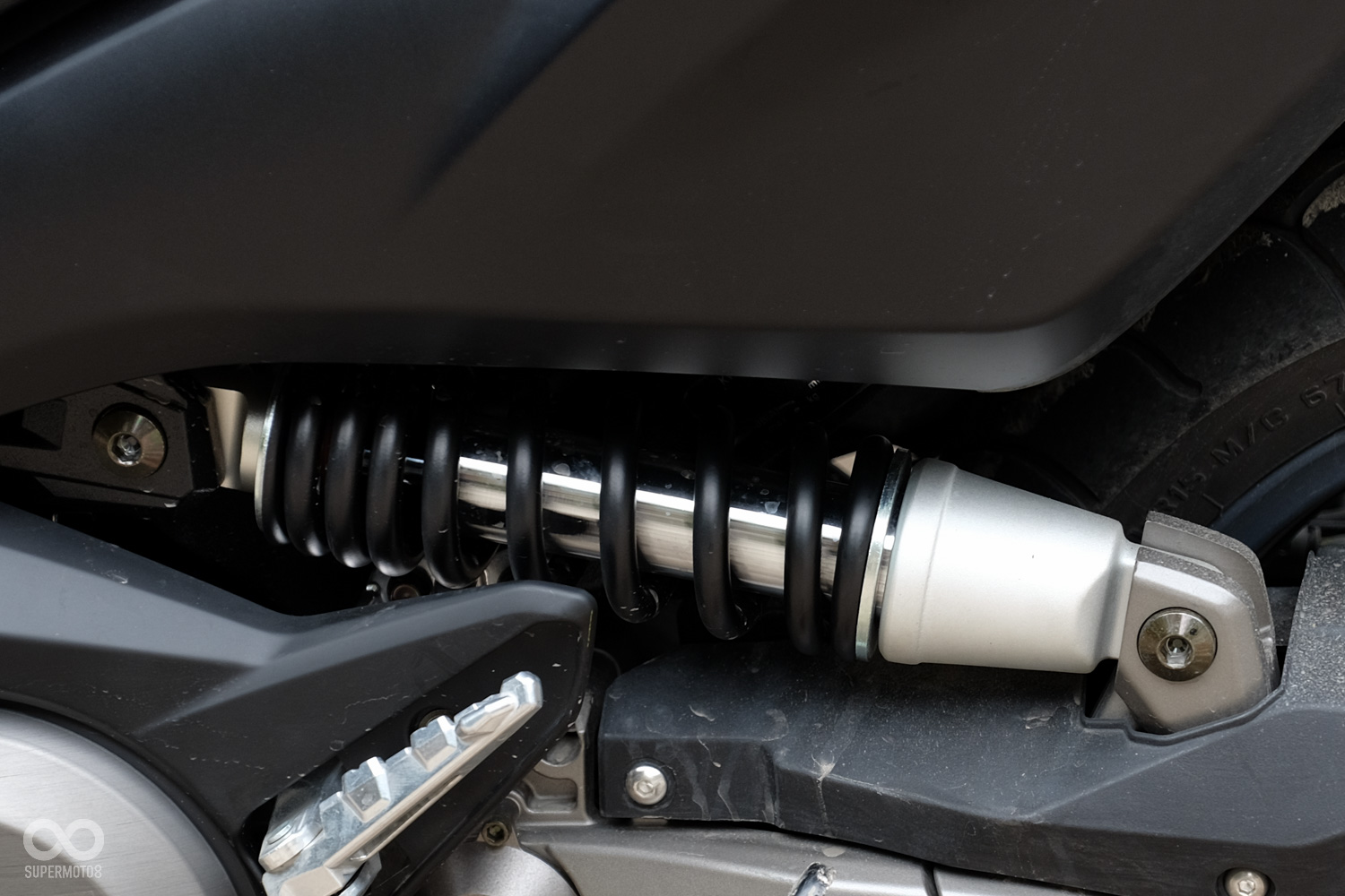 側置避震的表現與中置避震並沒有明顯差別