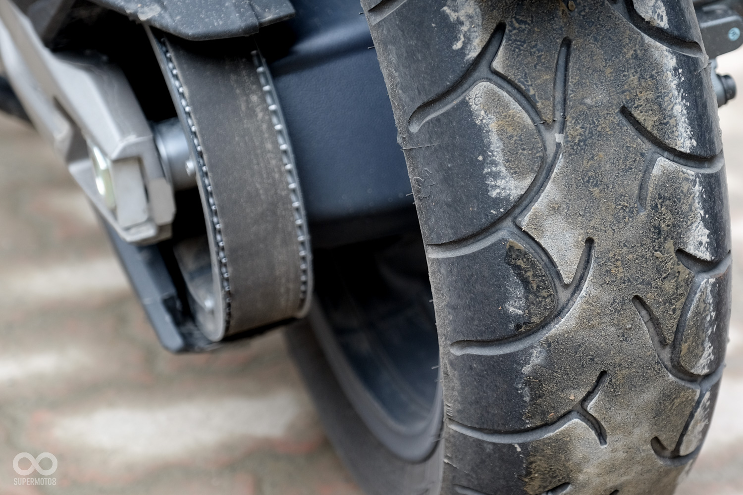 後輪接近滿胎，但仍無法觸碰到車體極限