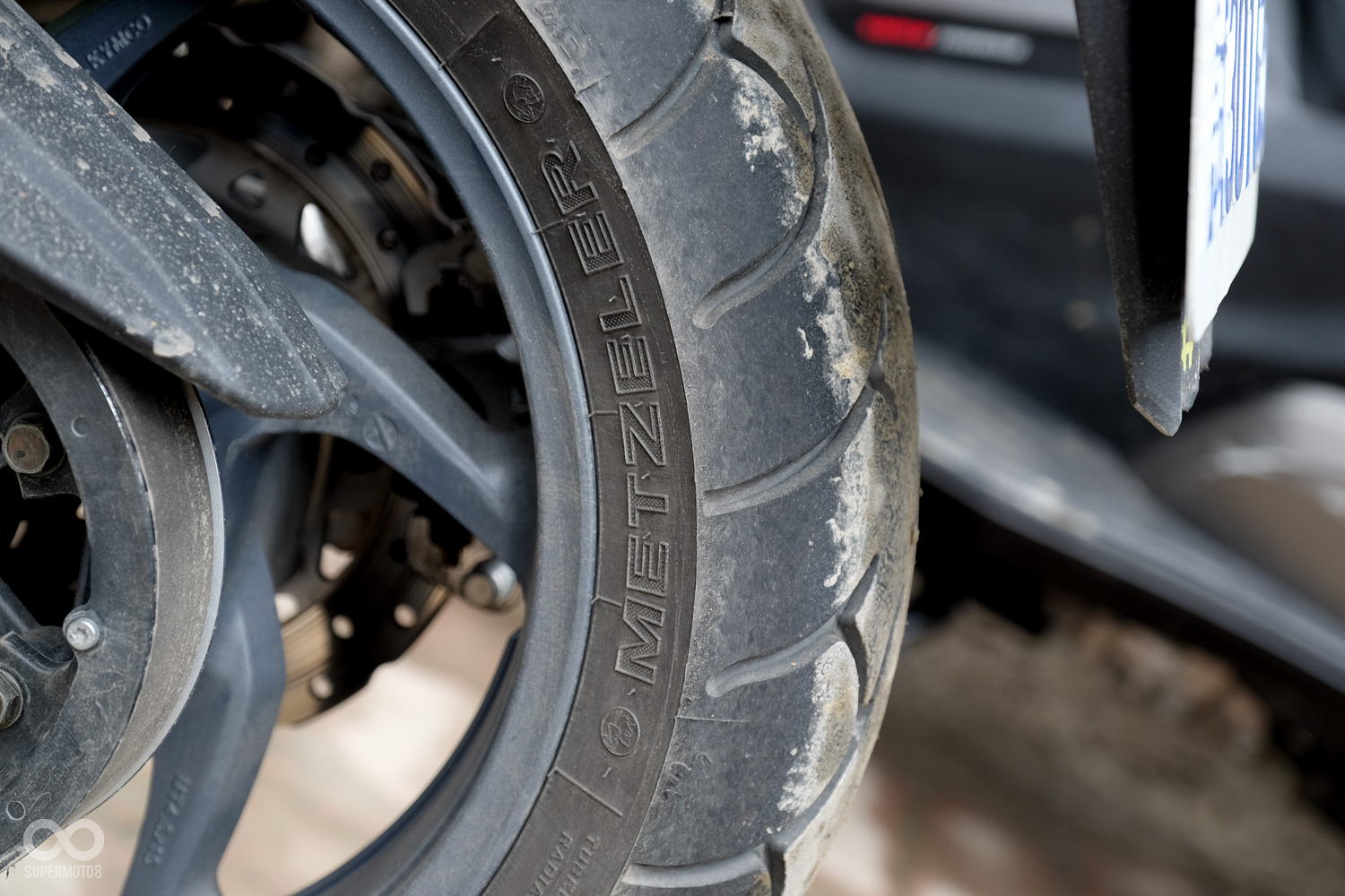 原廠搭配的輪胎是象牌的FEELFREE Z6