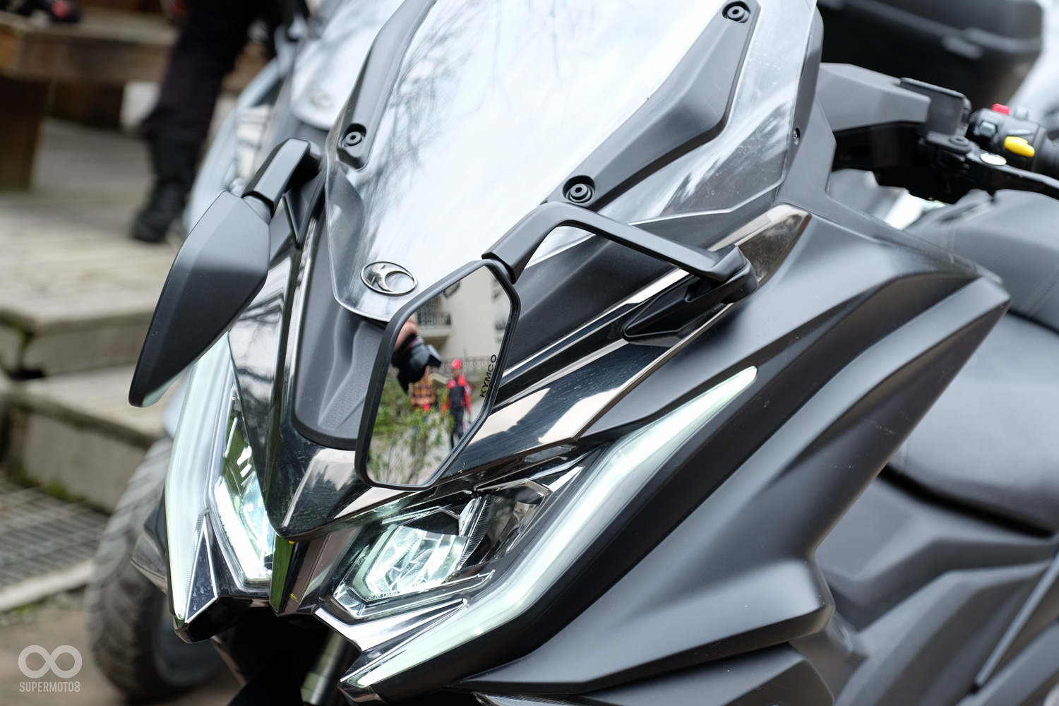 AK550的後照鏡有向前收折的設計，市區停車時更方便