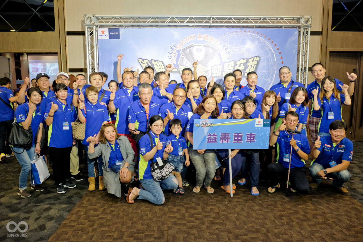 由店家組成車隊帶著客人一起歡樂的大合照