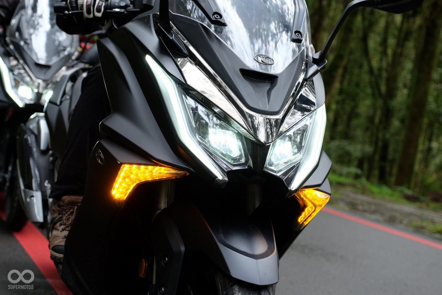 AK550的照明亮度相當高,造型也相當獨特