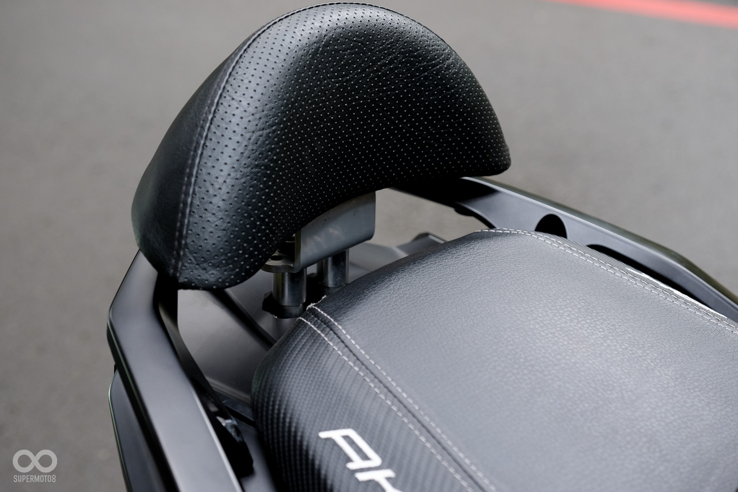 目前的後腰靠還是應急的版本，正式的版本將會與後扶手結合