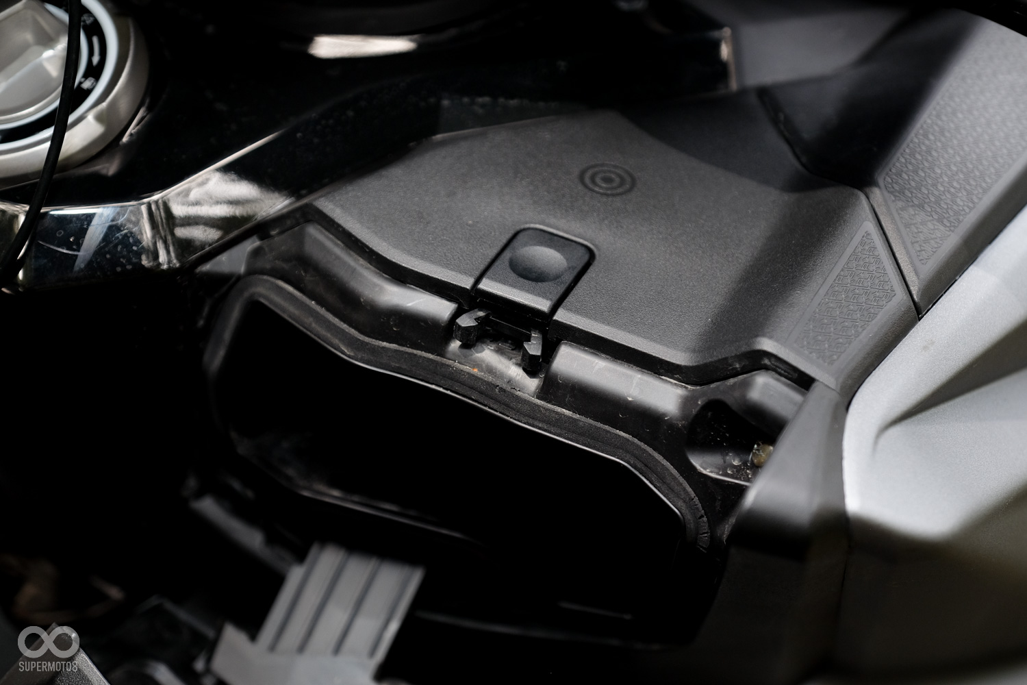 前置物盒的卡榫改用全新的機構，不單好開好關，面對震動也也不會跳開