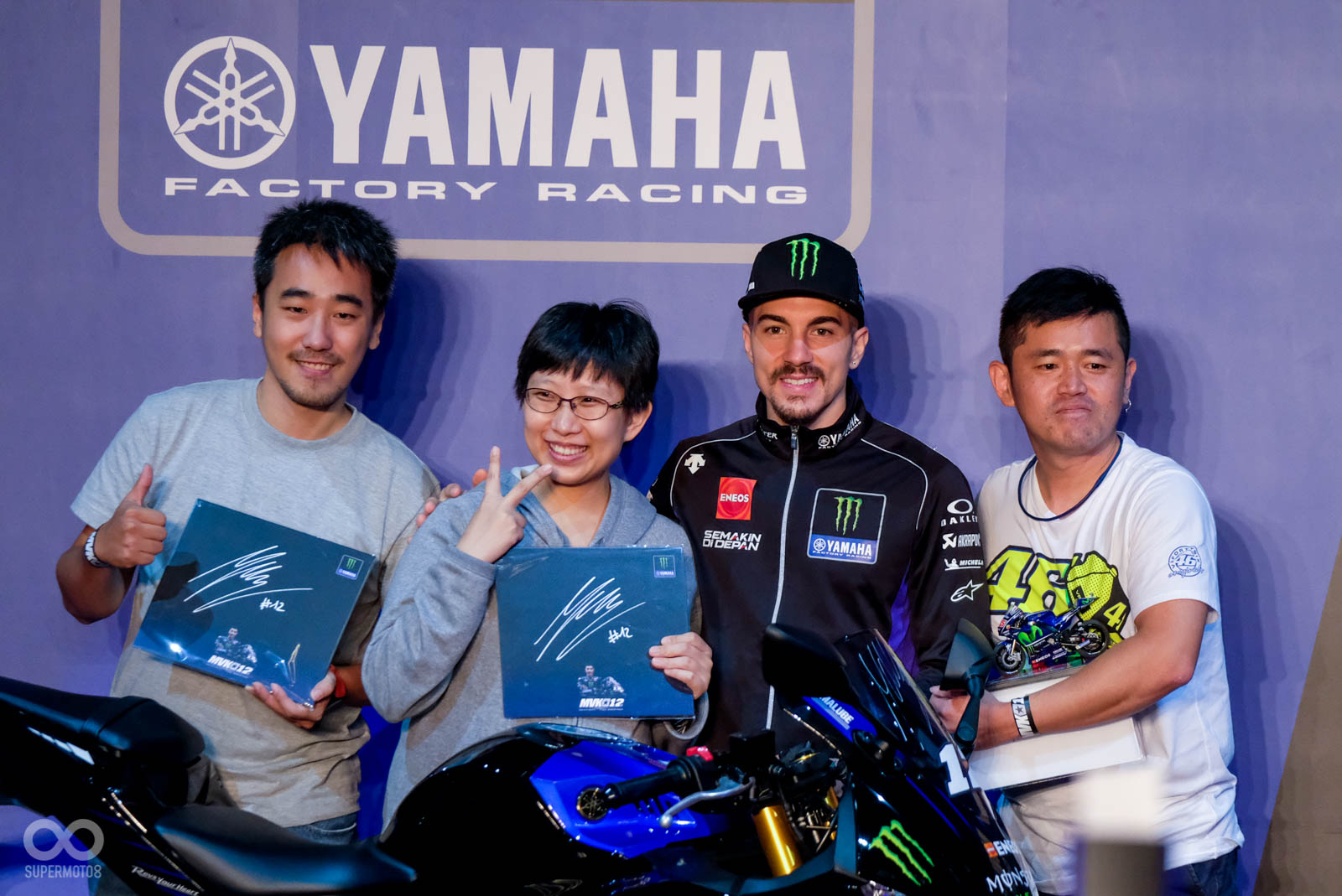 現場抽出三位幸運兒，拿到Maverick Viñales簽名板