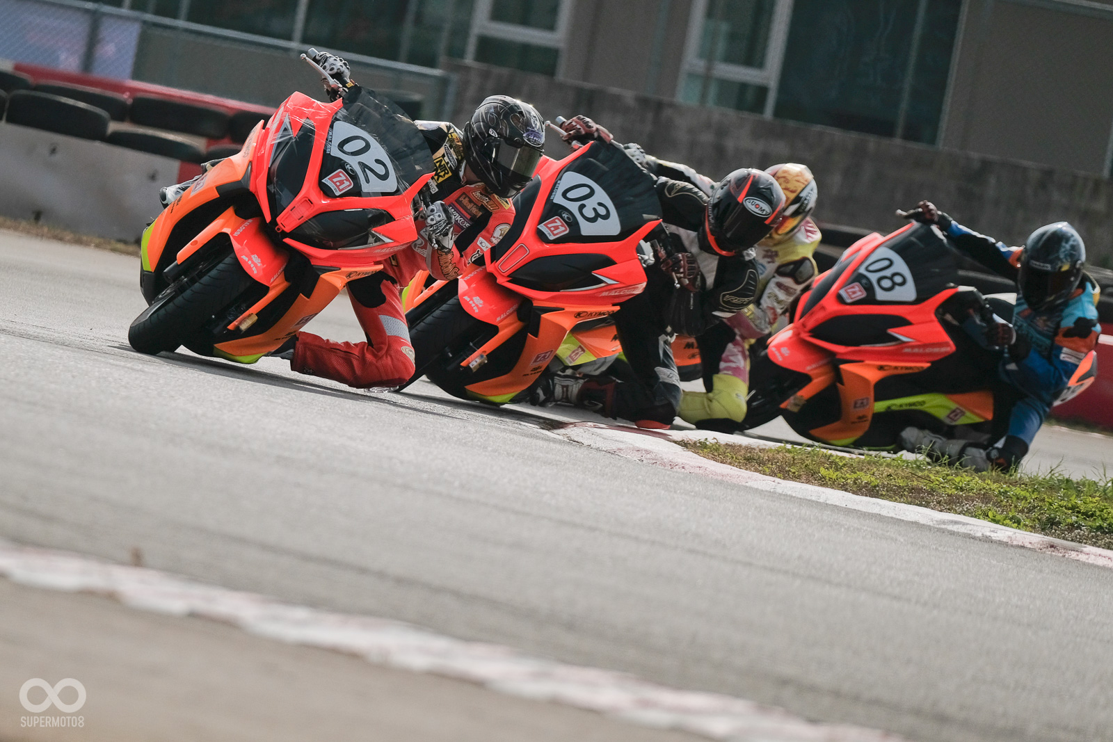 車手們在場上全速拼搏,每個彎角都上演了相當精彩的近身肉搏,場邊的觀眾也看得驚呼連連