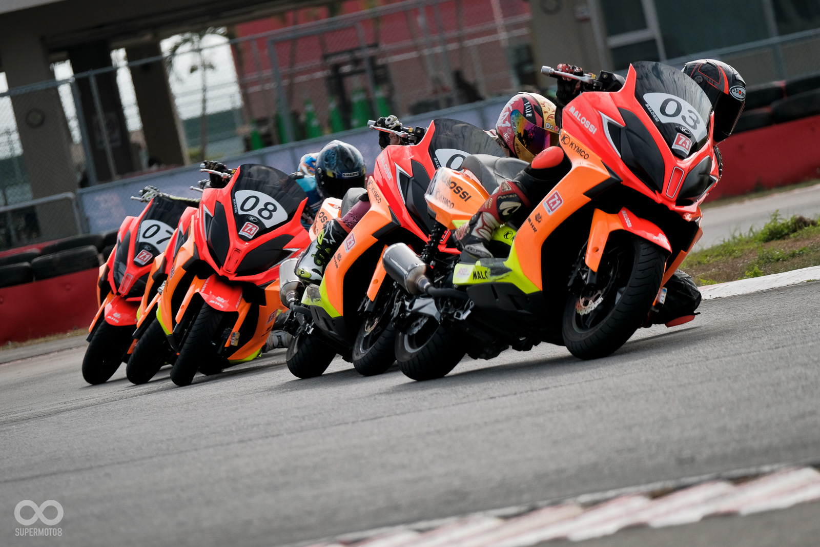 Malossi DownTown 350i除了改裝過後的優異操控性能表現之外,經典的配色也是現場的一大亮點