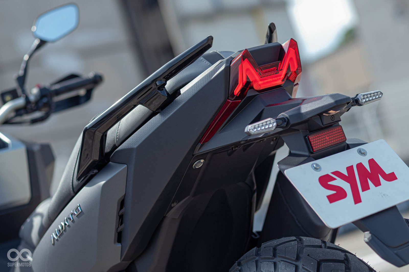 有如跑車一樣收束上翹的車尾，配上虎牙般的尾燈，給人一種兇惡的視覺感受！