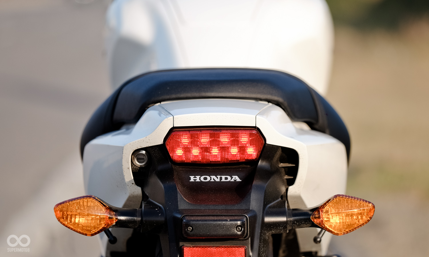 車尾採用全LED尾燈組，提高夜間辨識度