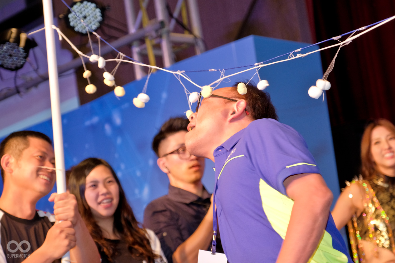 搶吃棉花糖遊戲,雖然畫面有些糗,但實在相當有趣呀