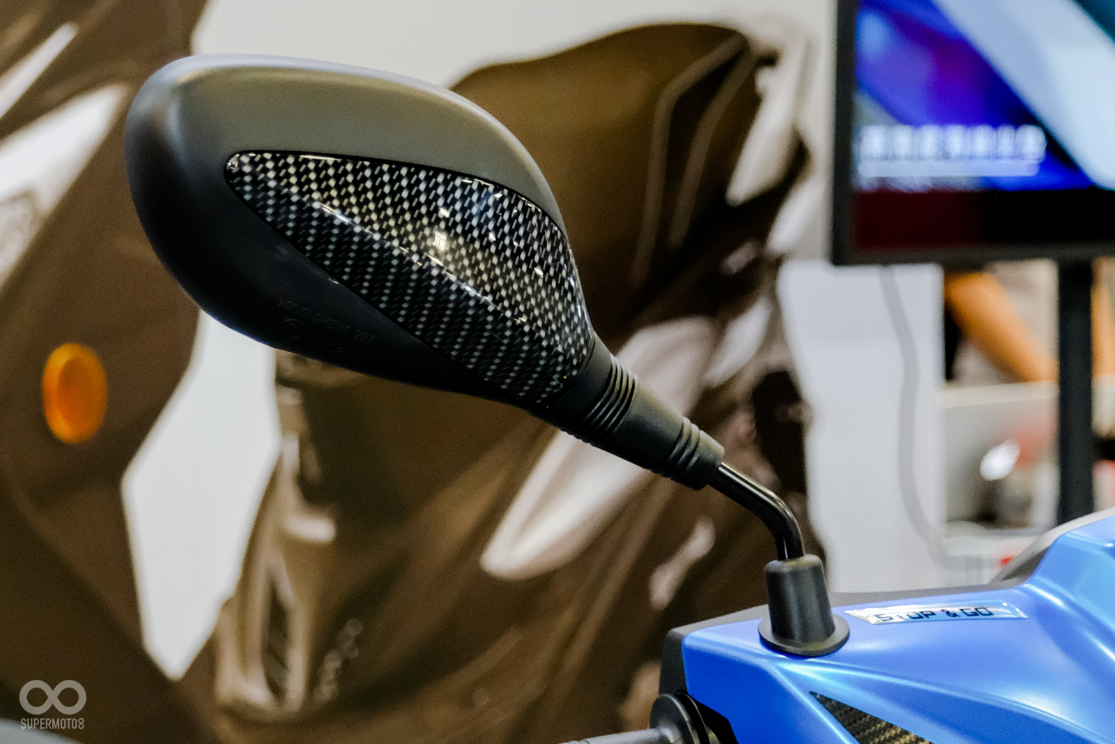 後照鏡上加入類碳纖維飾版