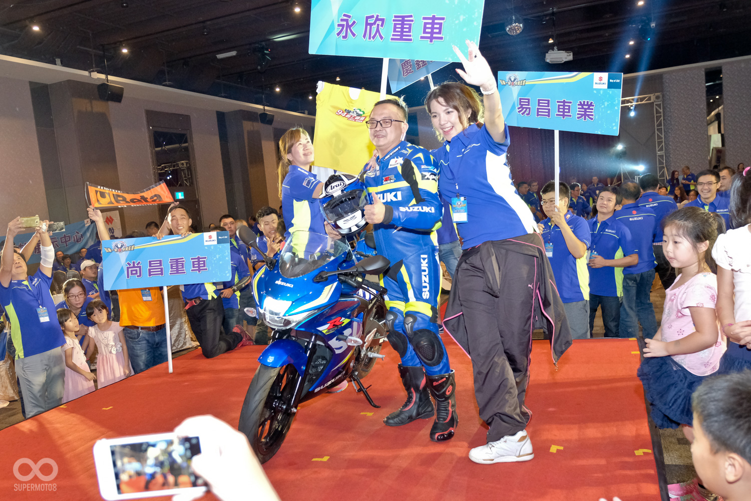 林經理著帥氣的Suzuki連身皮衣騎著神祕大獎進場!小阿魯GSX-R150的魅力真的非常驚人!