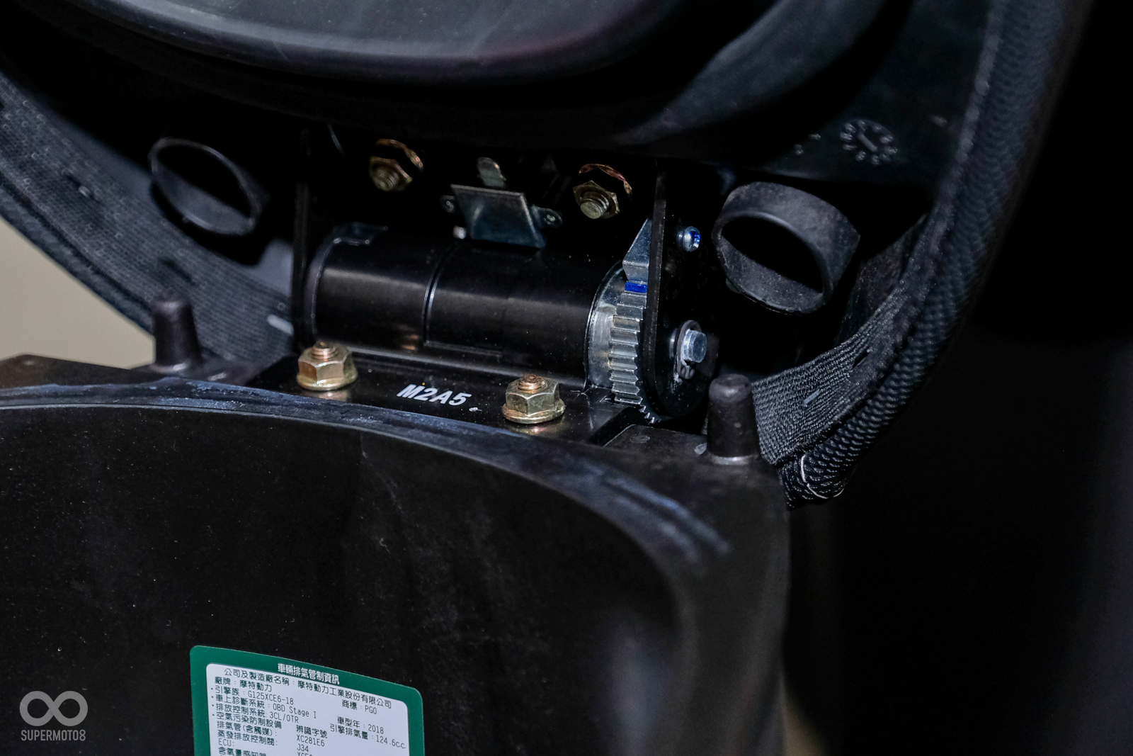 透過位於坐墊前方的鉸鏈,輕轉鑰匙即可開啟車廂