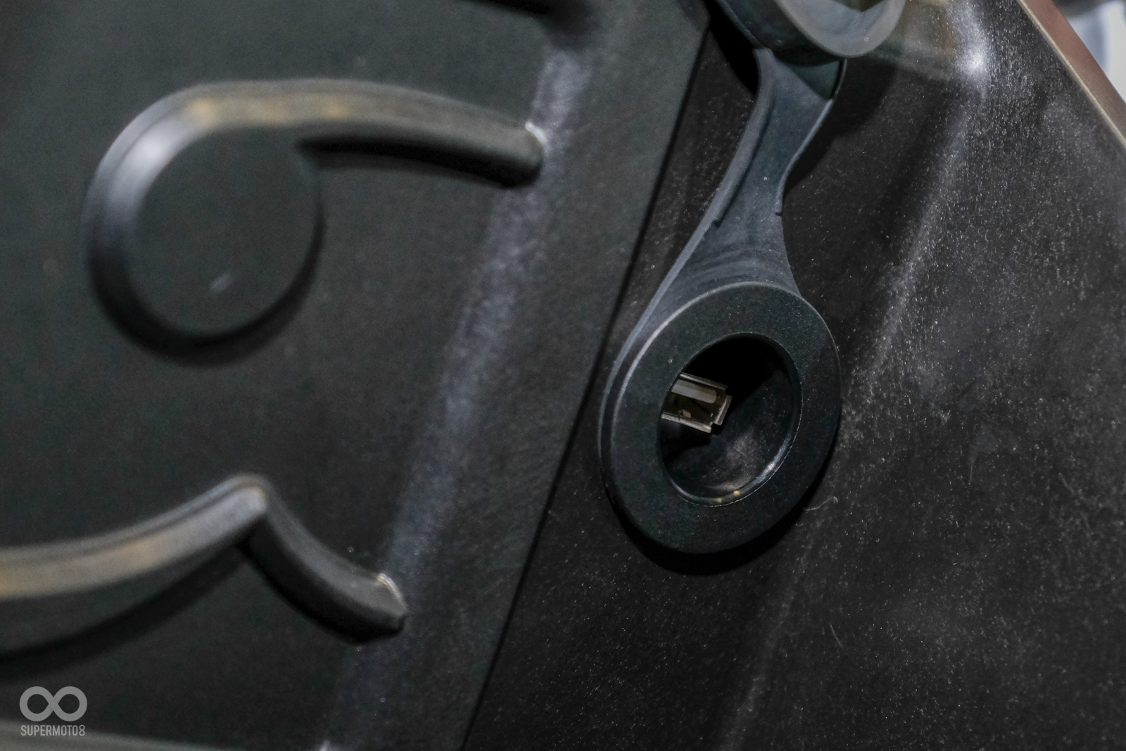 QC 2.0快充USB插槽,正好符合現代人的充電需求