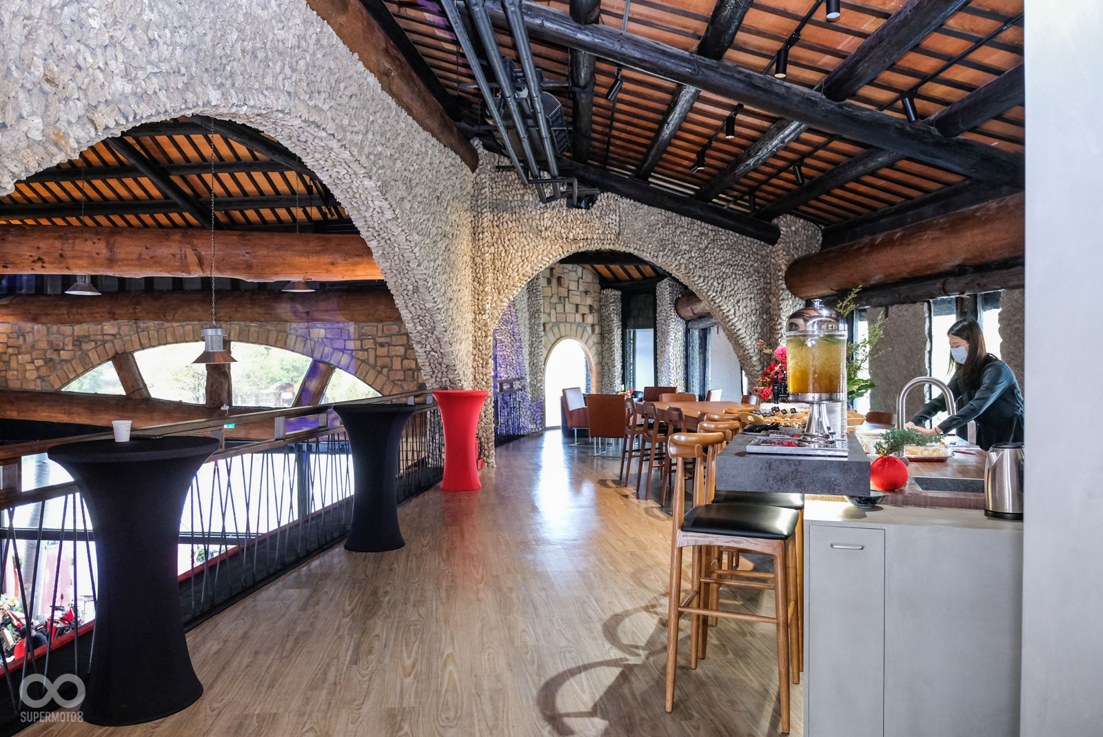 整個二樓幾乎都是客休區，空間相當寬敞