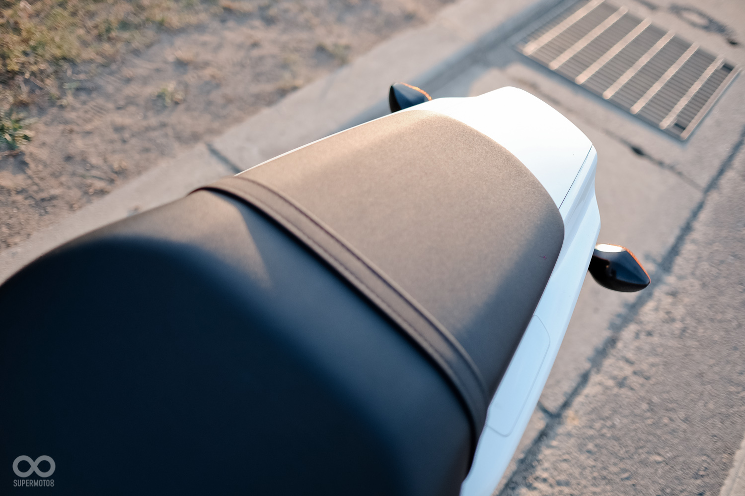 後座因配合車身造型而下斜且無設置扶手，雖然座椅尺寸不算小但乘坐舒適度還是不優