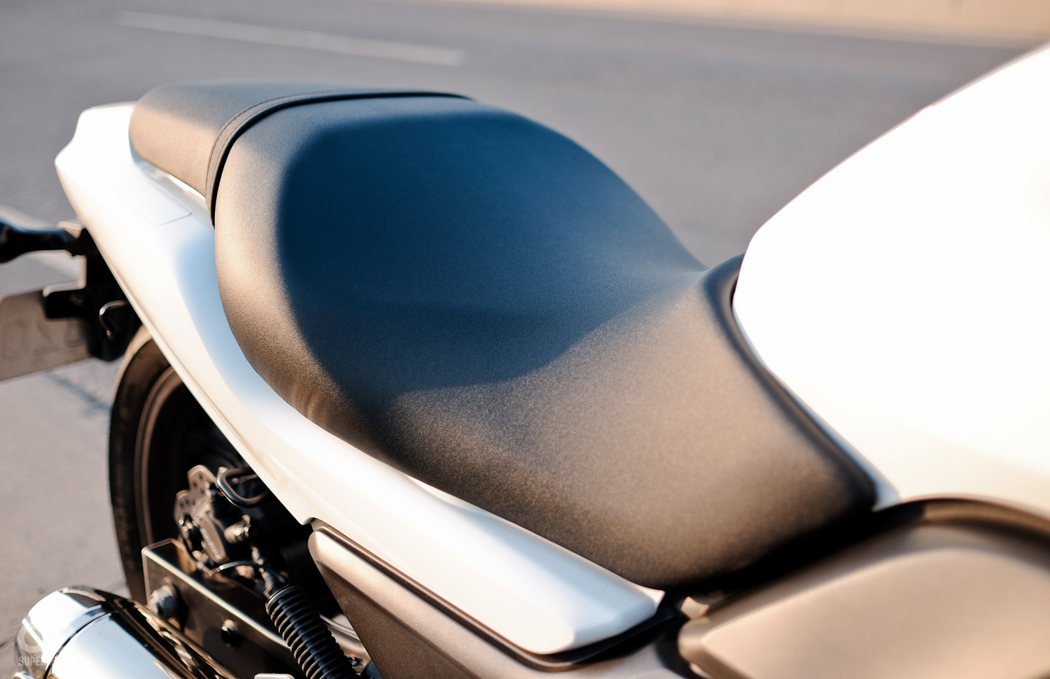 馬鞍造型座椅，乘坐起來與臀部相當服貼，支撐與舒適度有著優異表現