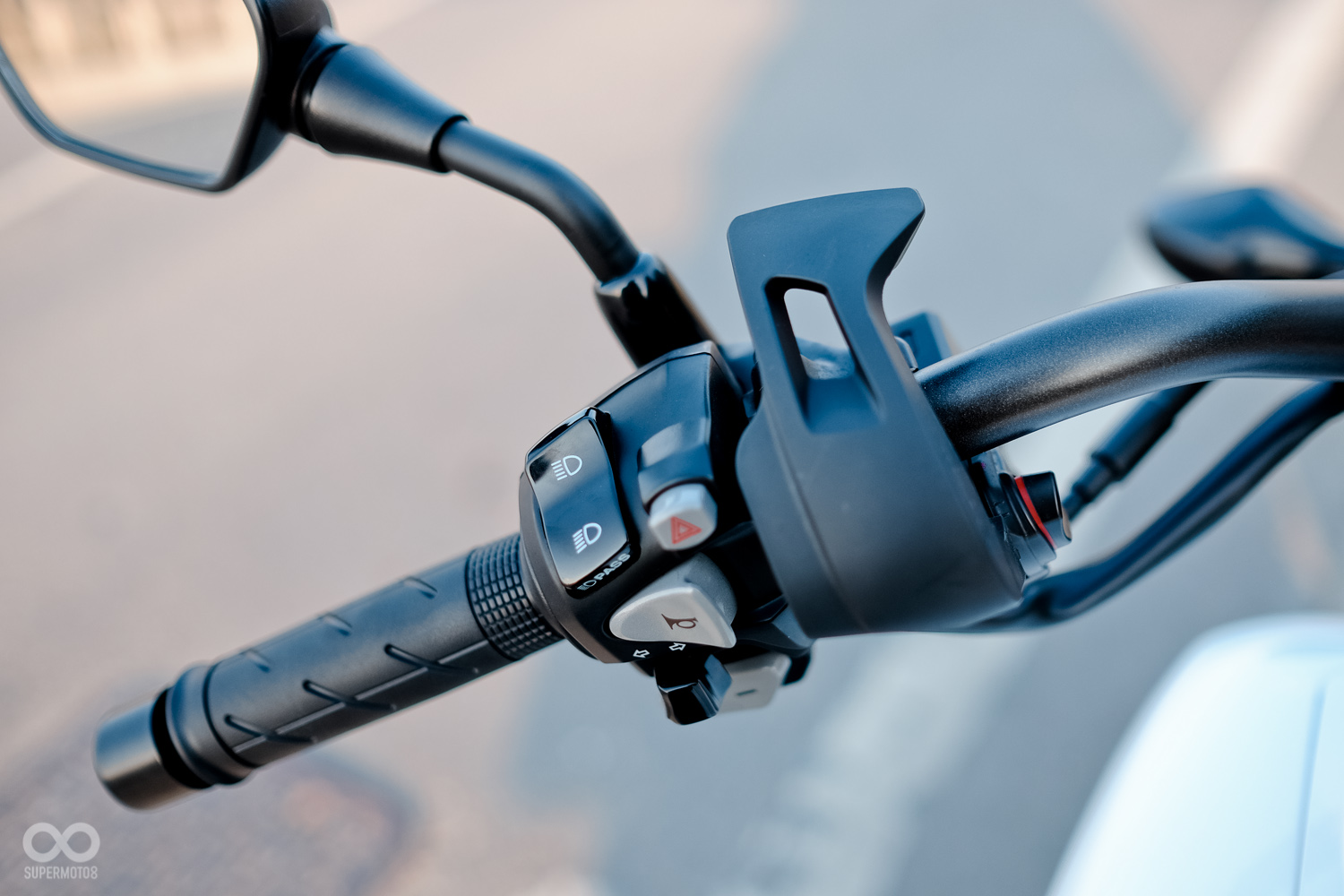 左把手上設置了手煞車拉桿，讓斜坡停車更安全方便