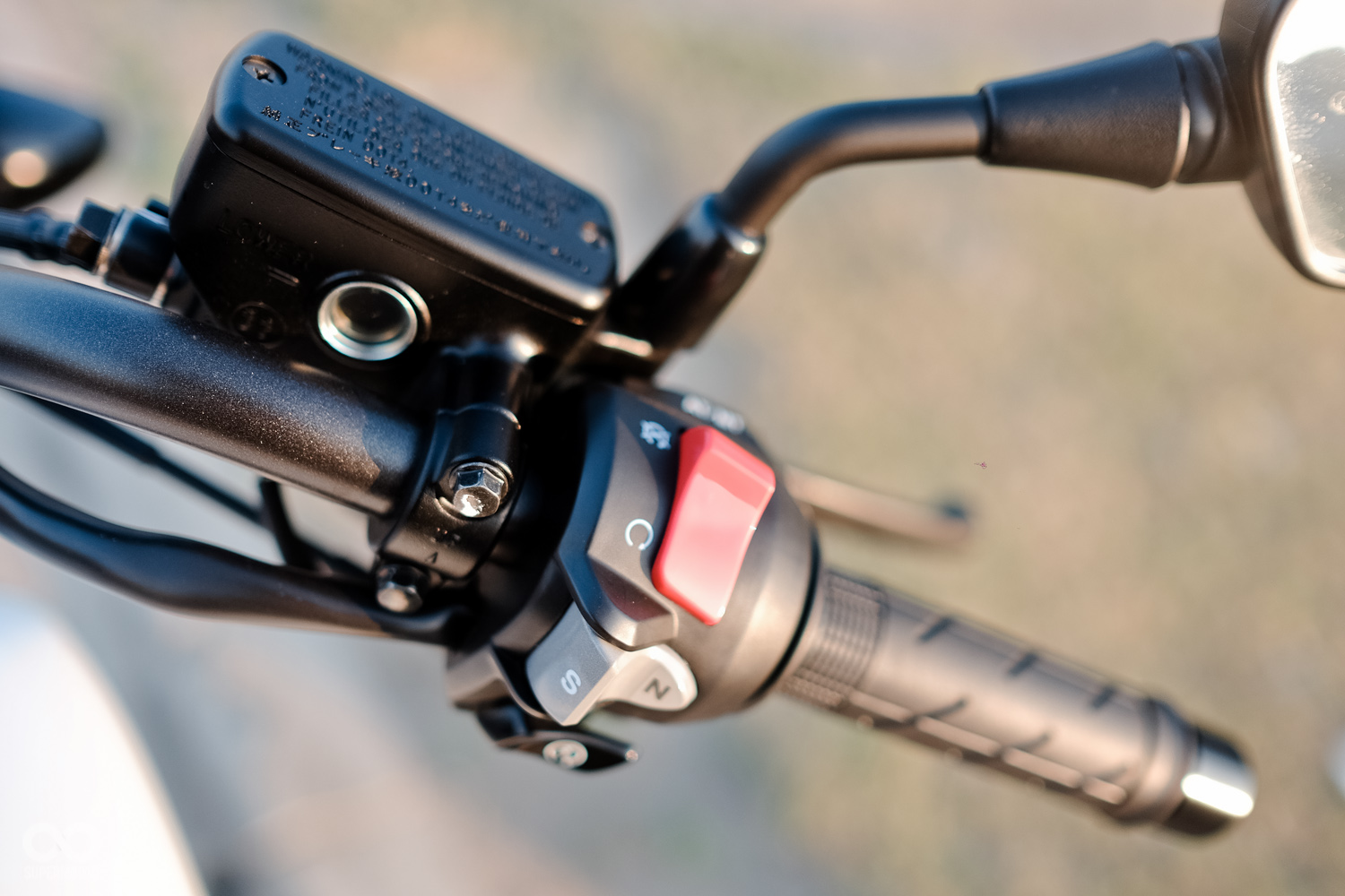 動力控制按鈕設置於右把手上，分別分為N（空檔），D模式（一般）S-模式（運動）