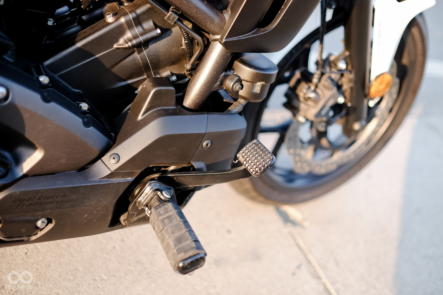 美式風格下CTX700N腳踏位置非常前傾，後煞車維持檔車原本的設置